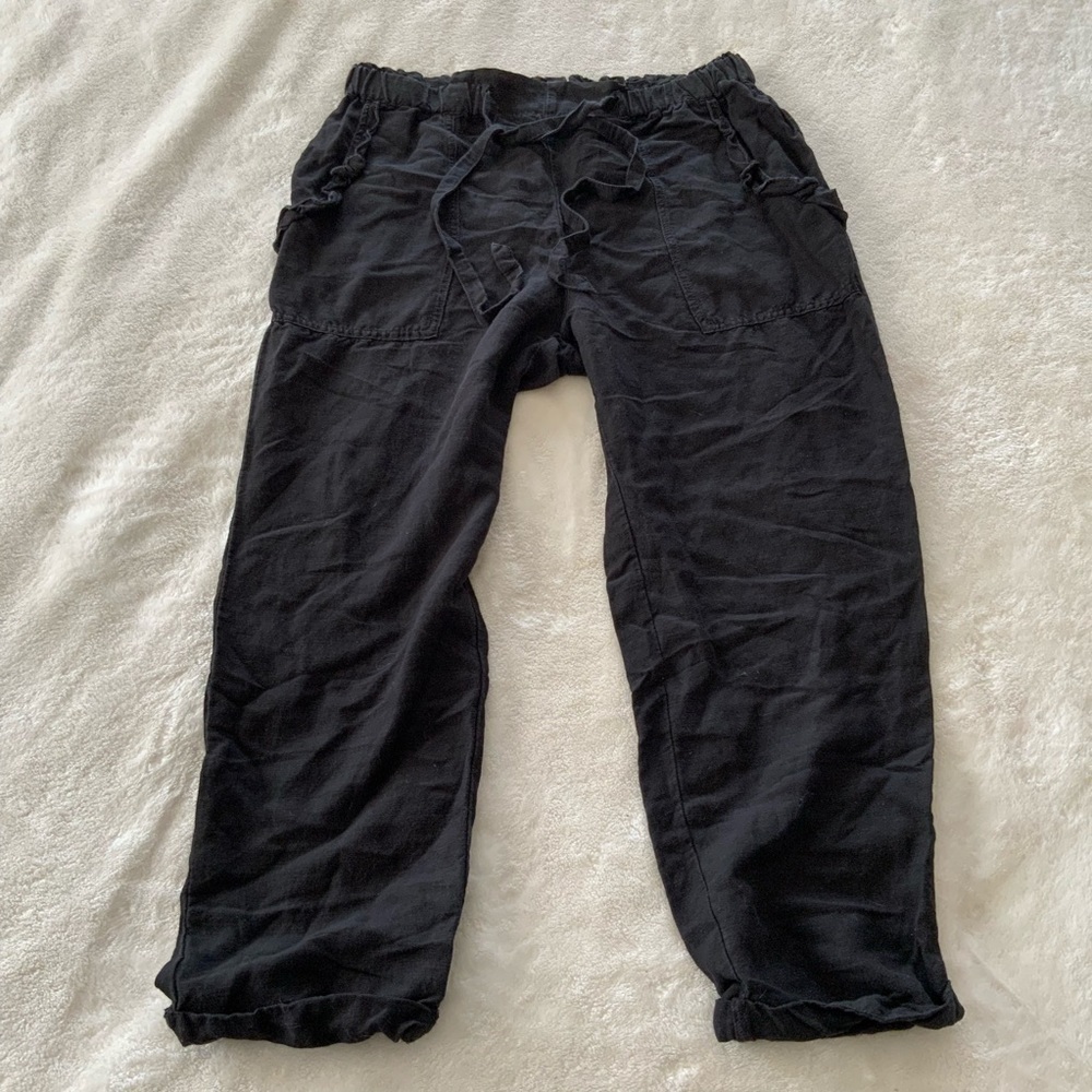 𝅺ON The Road black ruffled capri pants